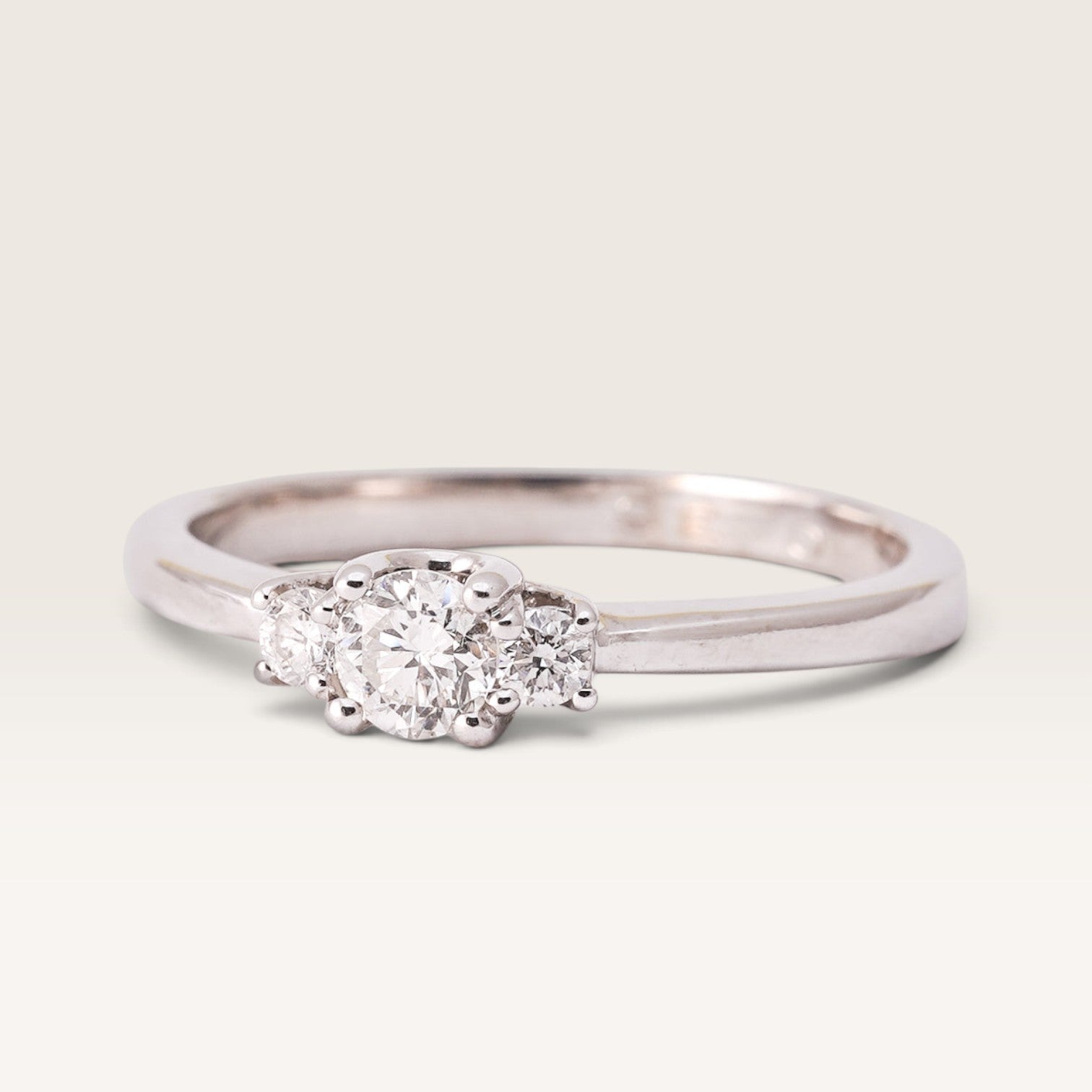 Nivara | 14K Diamond Three-Stone Ring - Menina Amsterdam