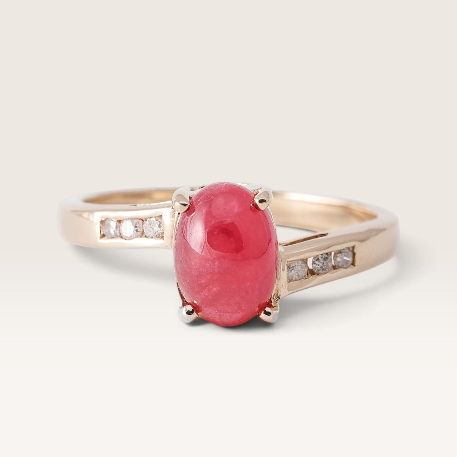 Sofie | Vintage Cabochon Robijn Solitaire & Diamant Details Ring - Menina Amsterdam