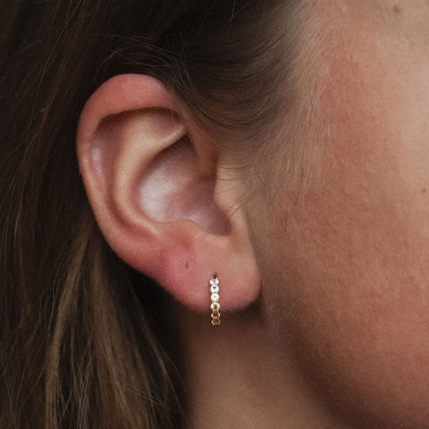 Aureline | 14K Meerkleurige Saffier & Kristal Pavé Huggies - Menina Amsterdam