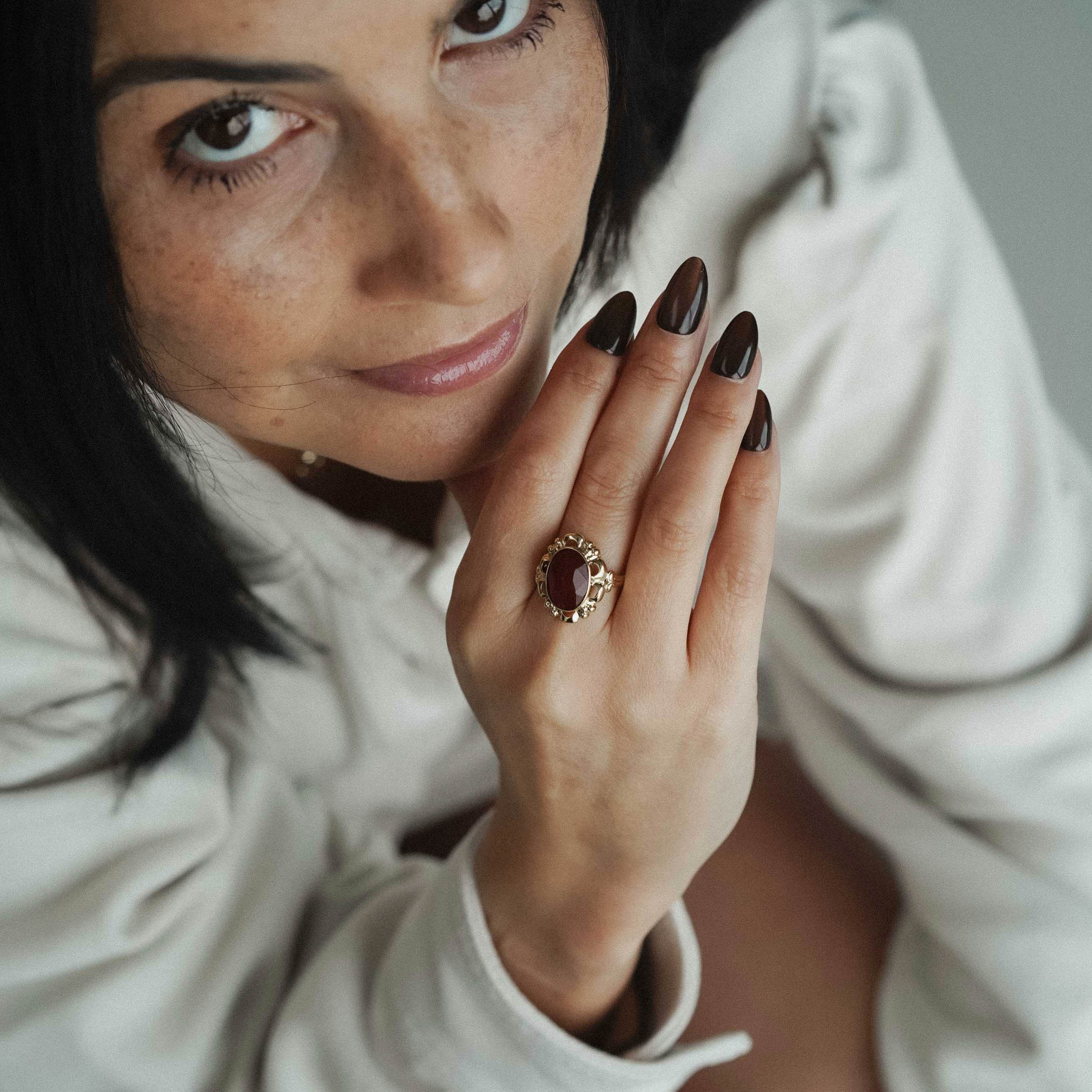 Aven | 14K Granaat Statement Ring - Menina Amsterdam