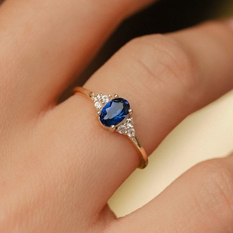 Ella | Saffier Solitaire & Diamant Ring - Menina Amsterdam