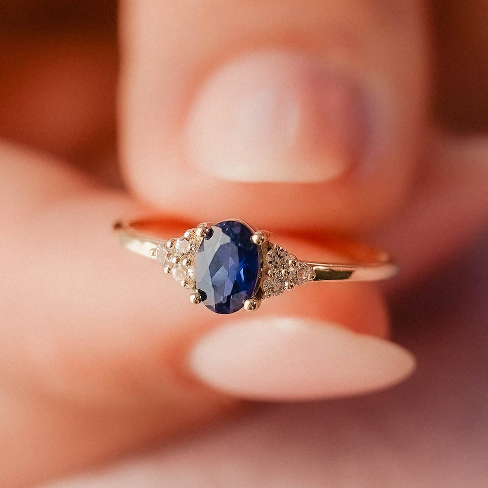 Ella | Saffier Solitaire & Diamant Ring - Menina Amsterdam