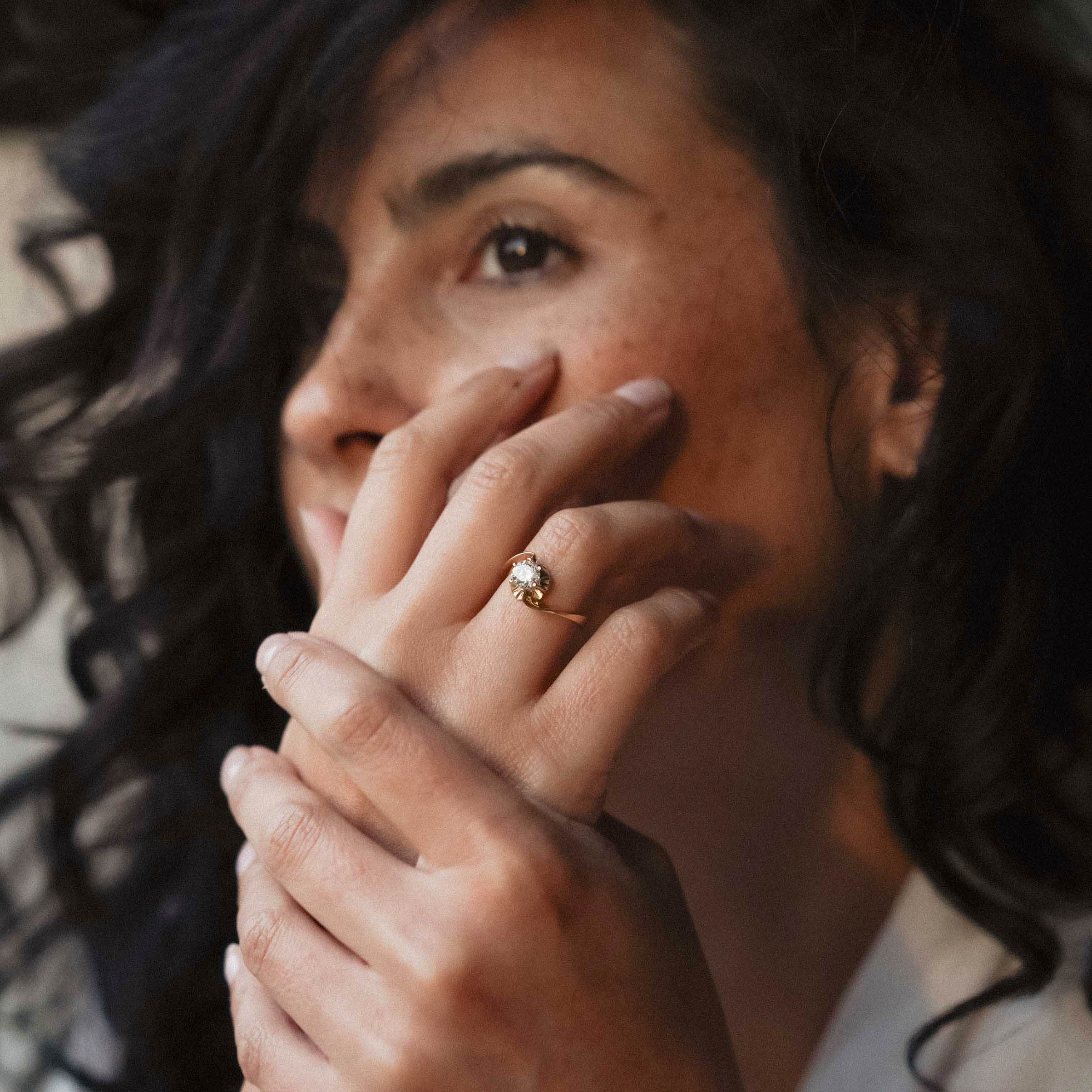 Genevieve | 14K Diamond Solitaire Twist Ring - Menina Amsterdam