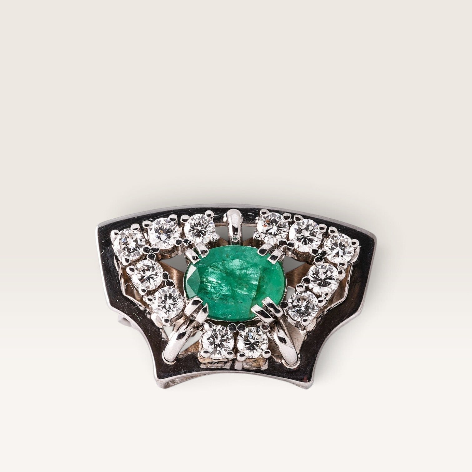 Menina Amsterdam Veyla statement ring in 14k gold with a central oval emerald surrounded by brilliant-cut diamonds.