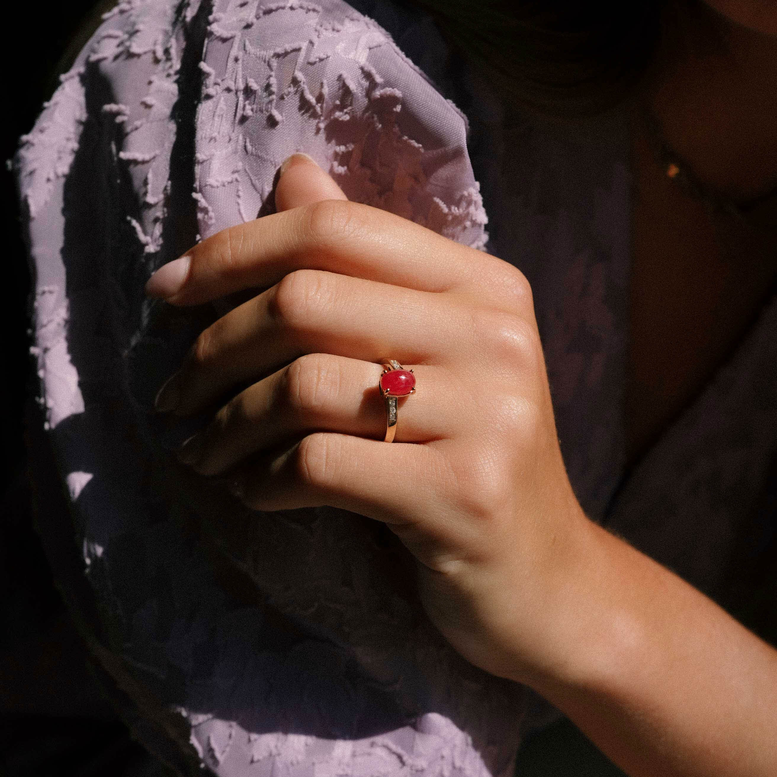 Sofie | Vintage Cabochon Robijn Solitaire & Diamant Details Ring - Menina Amsterdam