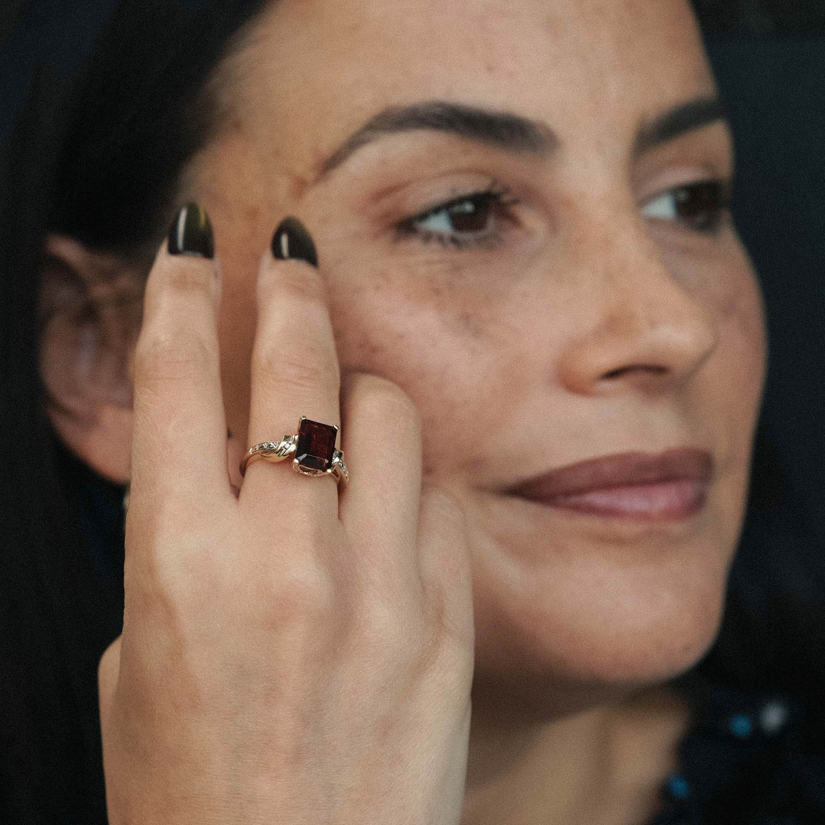 Varelia | Vintage Granaat & Diamant Solitair Ring - Menina Amsterdam